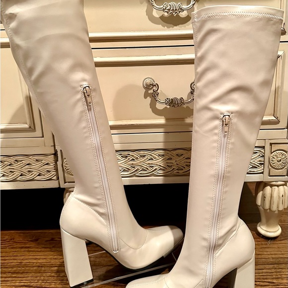 EUC Public Desire “Caryn” Ultimate 70’s “Go-Go Boot” in a Creamy Off-White Sz 6 - Picture 7 of 13